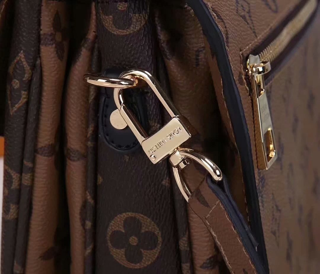 8 Pochette Métis East West Bag