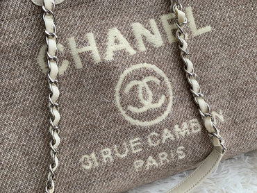 front Small Deauville Shopping Bag – Beige Bouclé