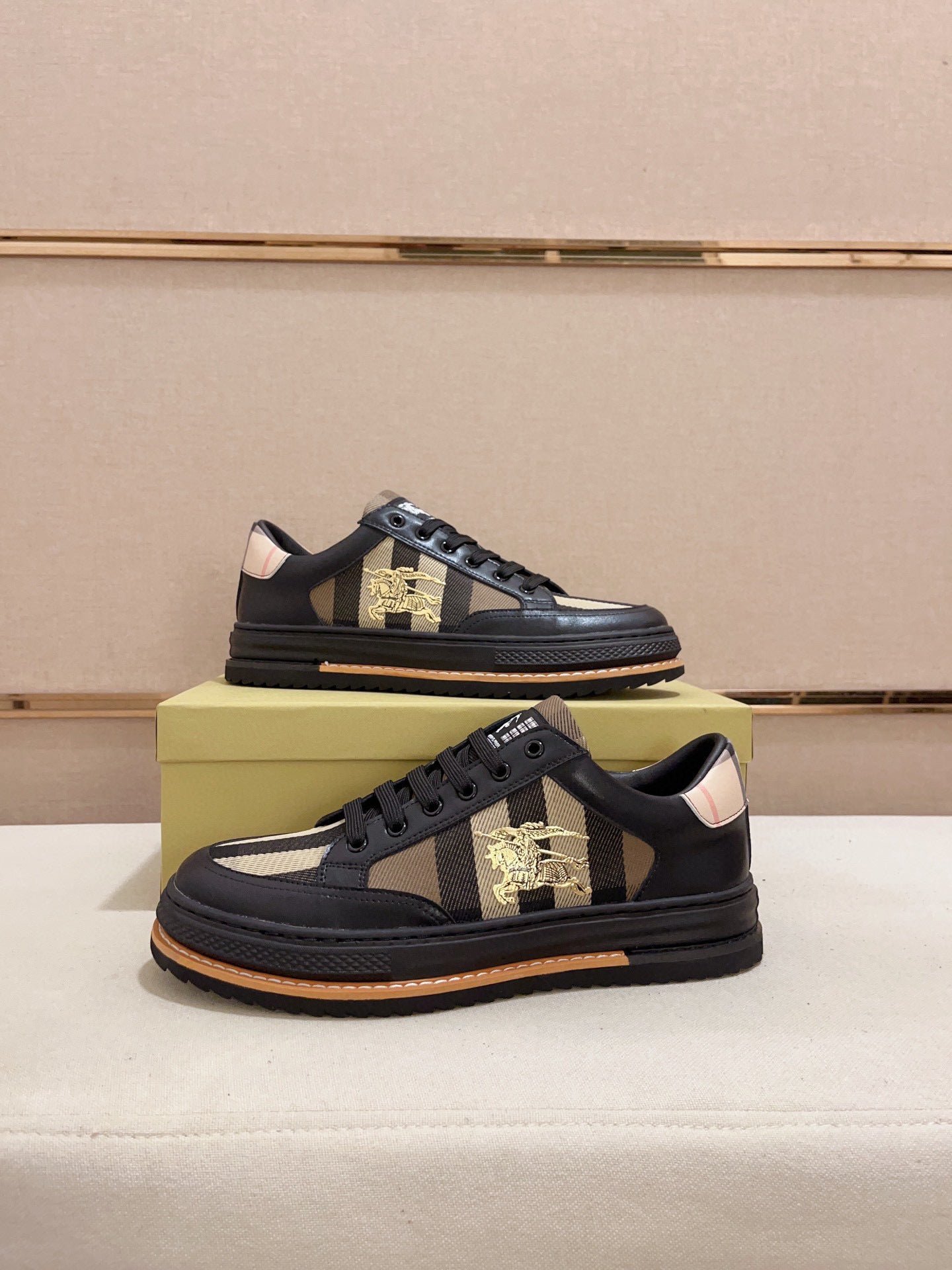 Luxury Stripe Panel Low-Top Sneakers with Gold Accent