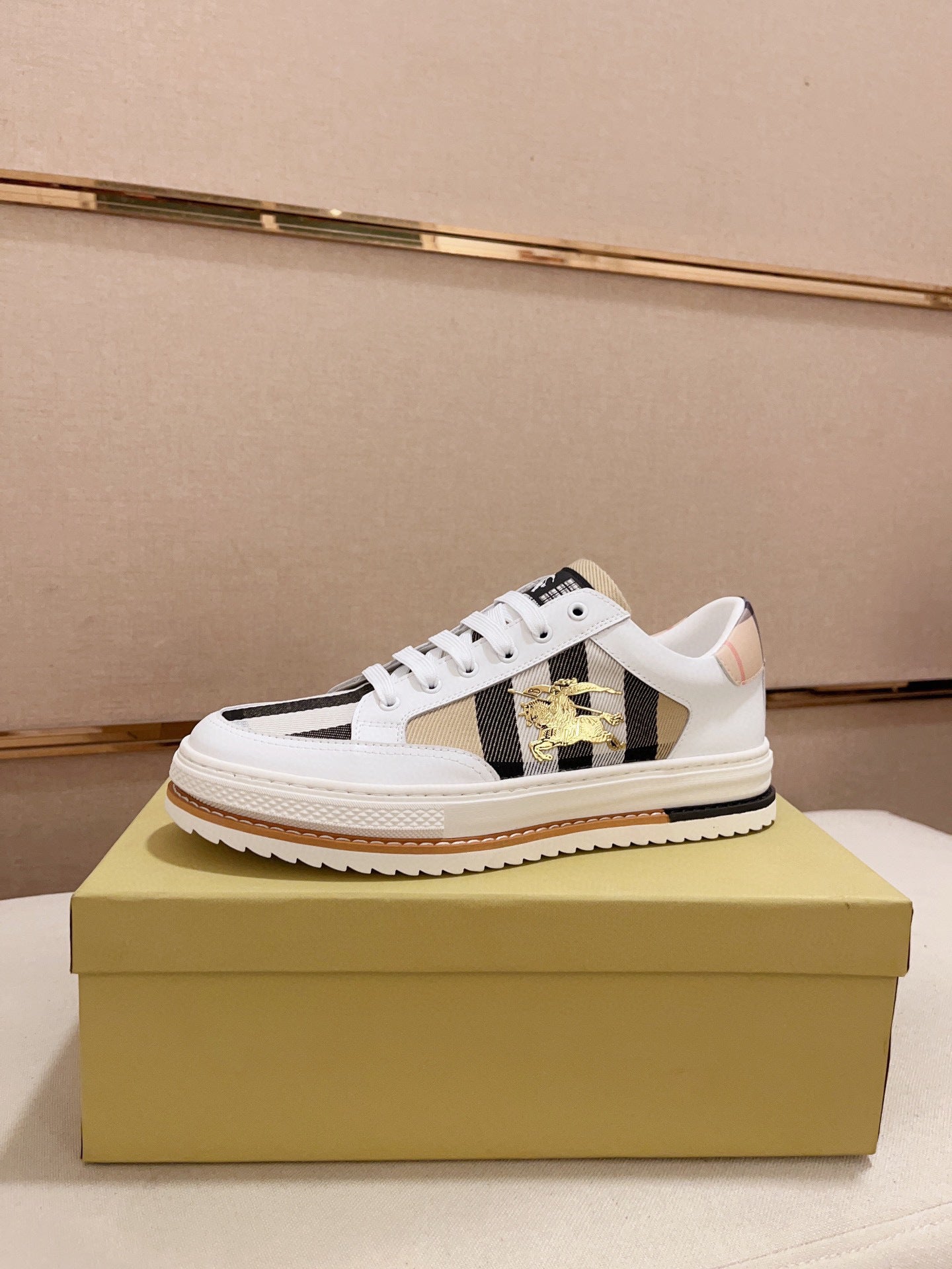 Luxury Stripe Panel Low-Top Sneakers with Gold Accent