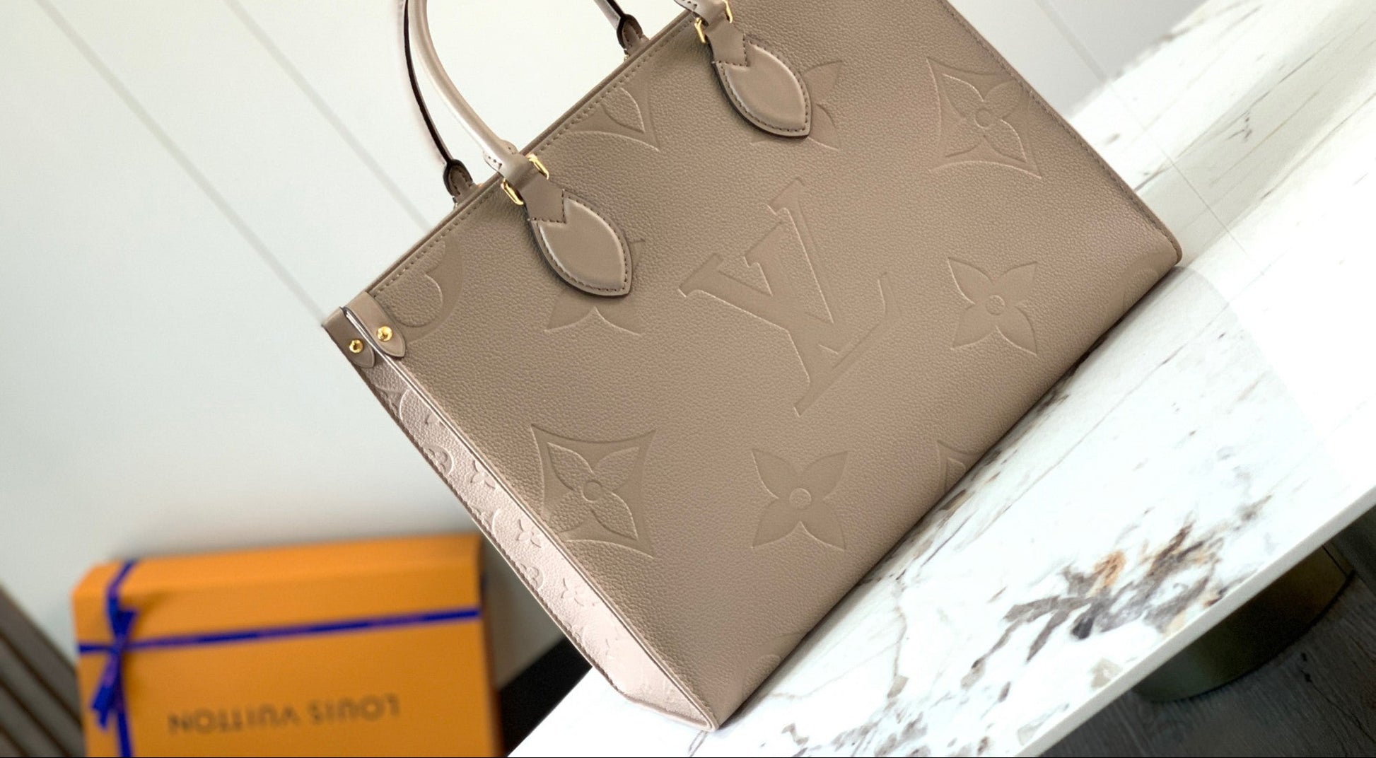 OnTheGo MM tote bag in Tourterelle (taupe) Monogram Empreinte leather other side 