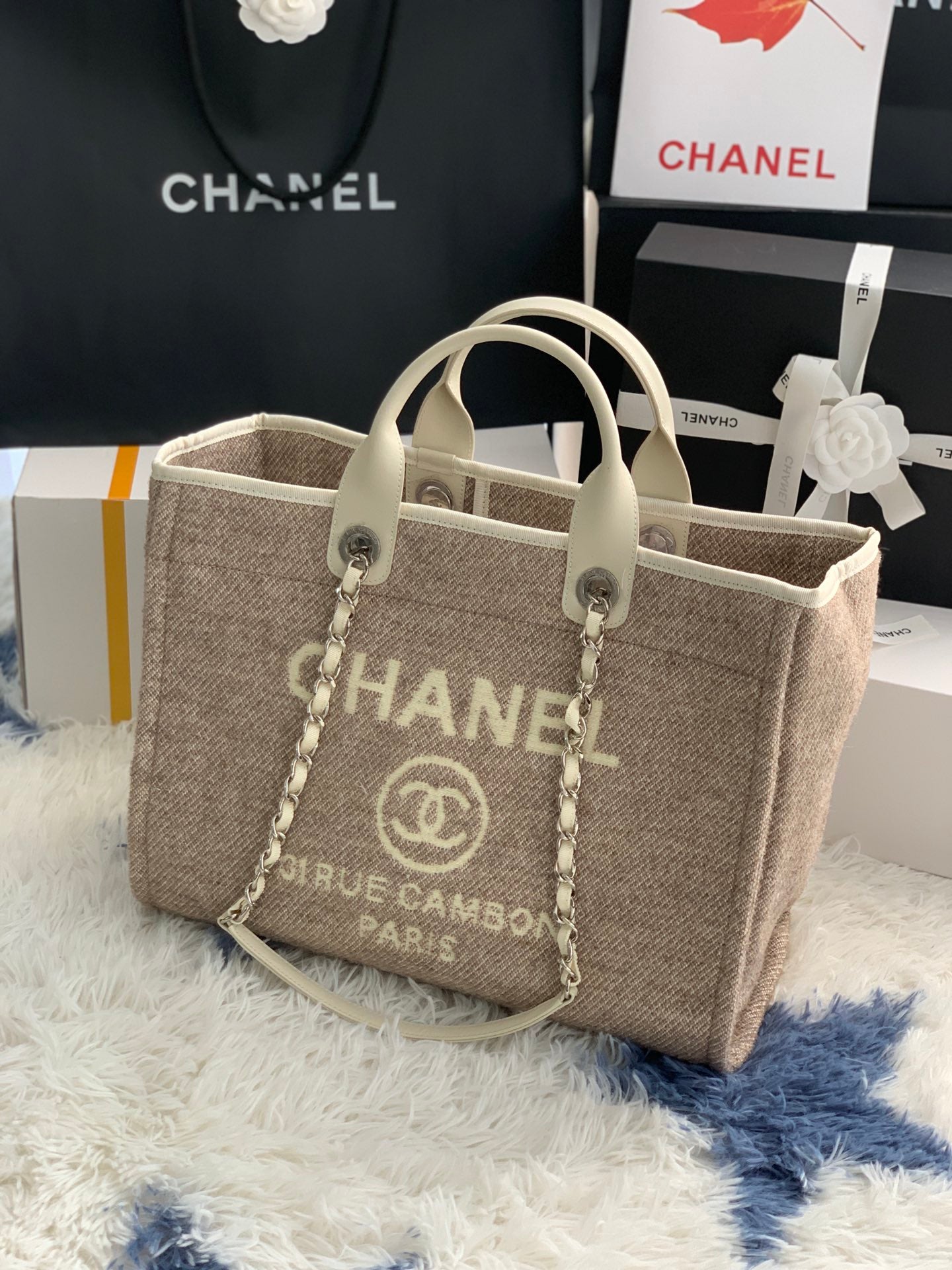 Small Deauville Shopping Bag – Beige Bouclé