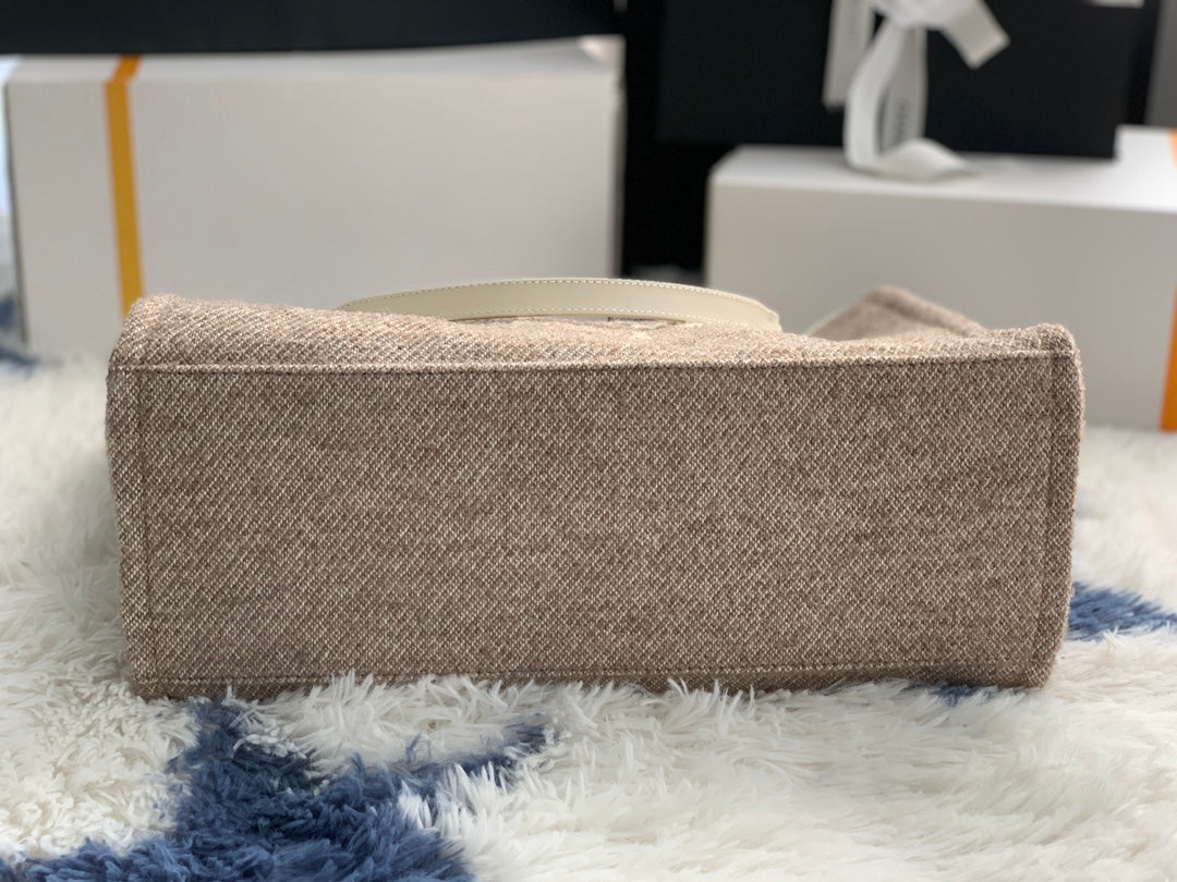 bottom Small Deauville Shopping Bag – Beige Bouclé