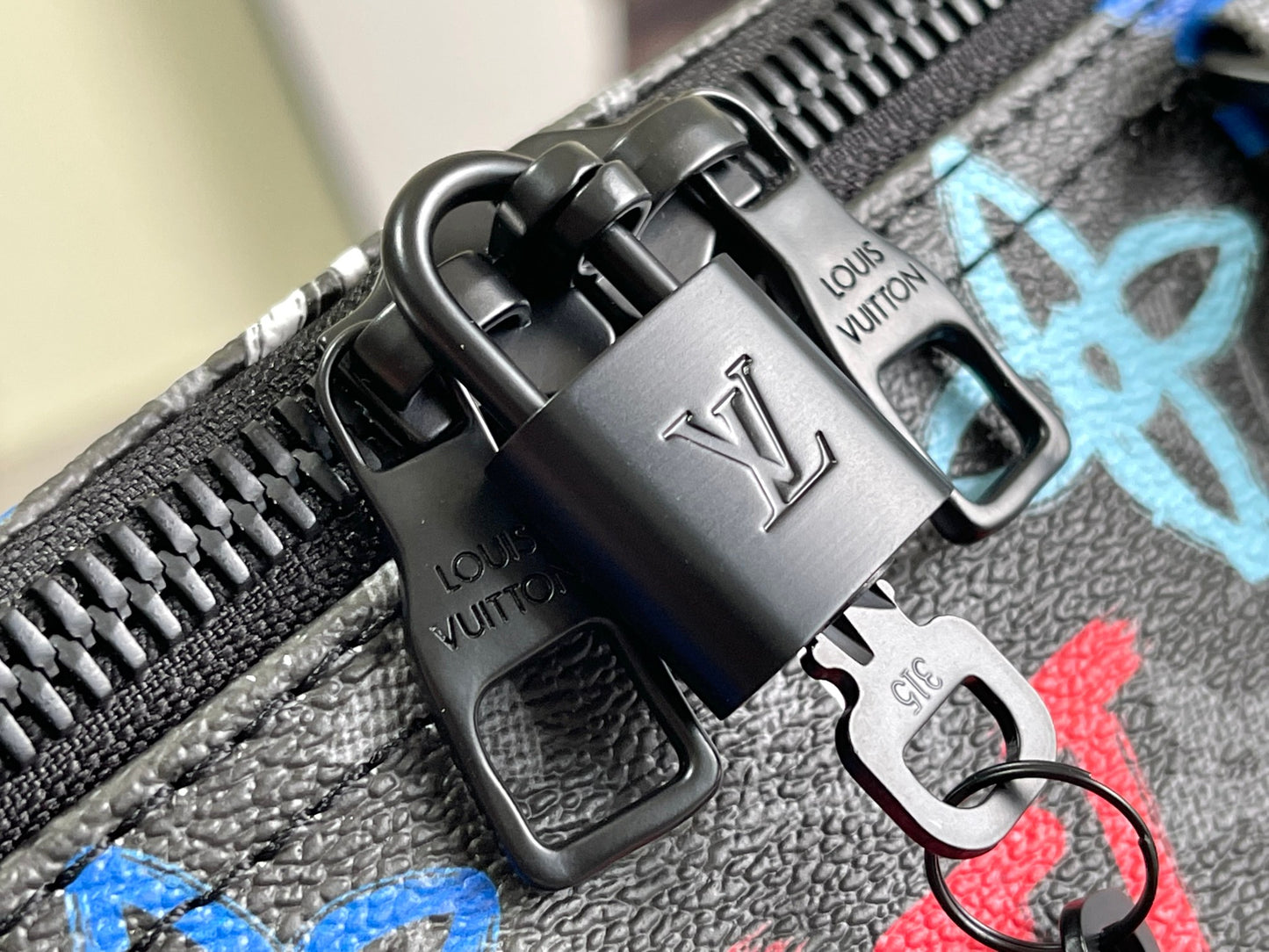 lock  Keepall 50B  - Graffitti Art Style Monogram Travel Bag – Adjustable Shoulder Strap