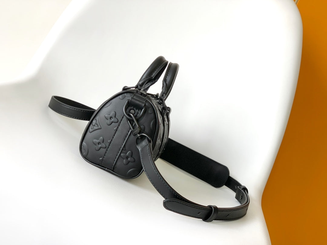 side Keepall Bandoulière 25=  black Taurillon Monogram