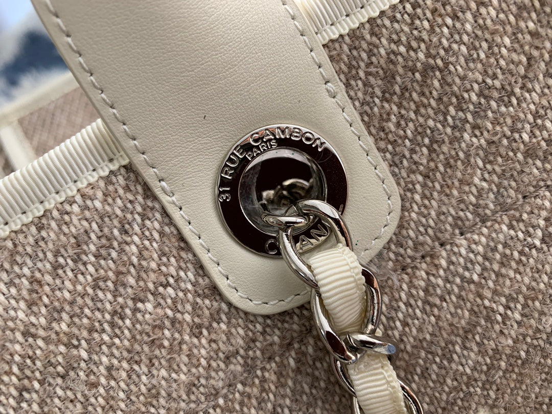 snap Small Deauville Shopping Bag – Beige Bouclé