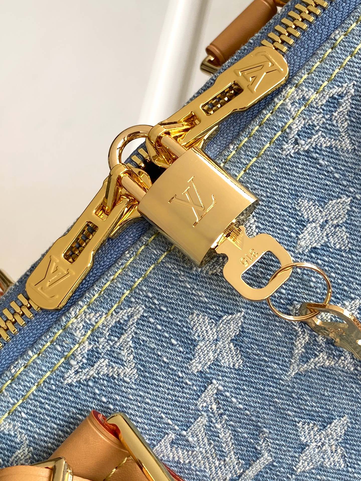 zipper Keepall Bandouliere 45 Sky Blue Denim – Adjustable Shoulder Strap